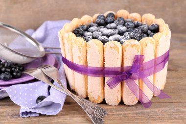 lezzetli kek charlotte ahşap masa üzerinde yaban mersini ile