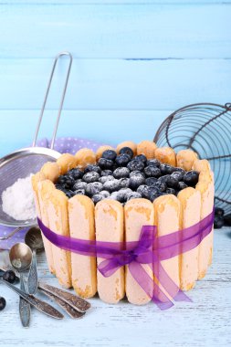 lezzetli kek charlotte mavi ahşap masa üzerinde yaban mersini ile