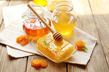 ahşap masa üzerinde taze bal