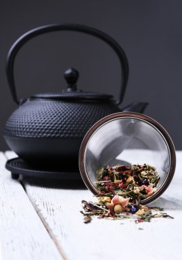 Siyah çaydanlık, kase ve çay