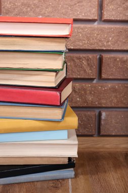 ahşap masa üzerine kitaplar