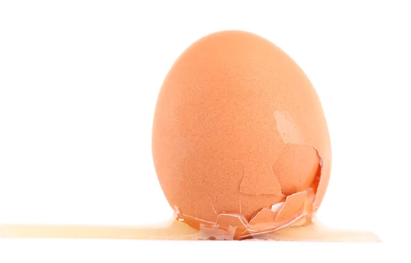 Huevo roto aislado sobre blanco —  Fotos de Stock