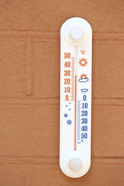 Thermometer an der Außenwand — Stockfoto