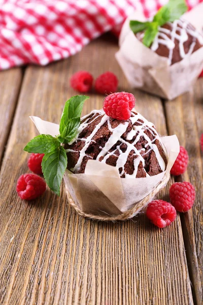 Tasty cupcakes with raspberries on table close-up — Stock Photo, Image