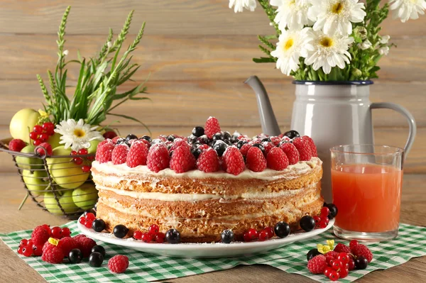 Chutný dort s čerstvým ovocem na stole — Stock fotografie