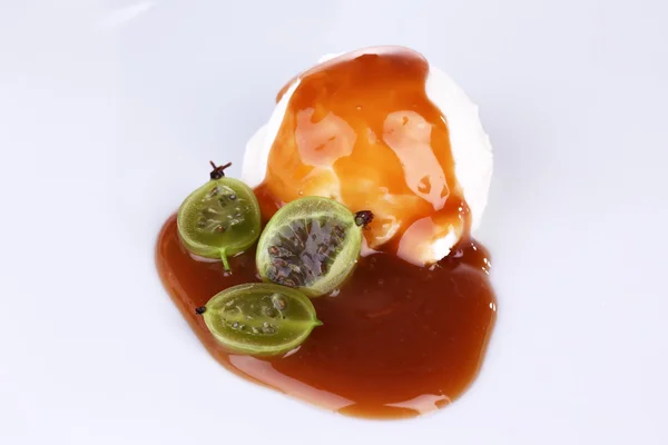 Vanille-ijs met karamel saus en berry op witte plaat, close-up — Stockfoto