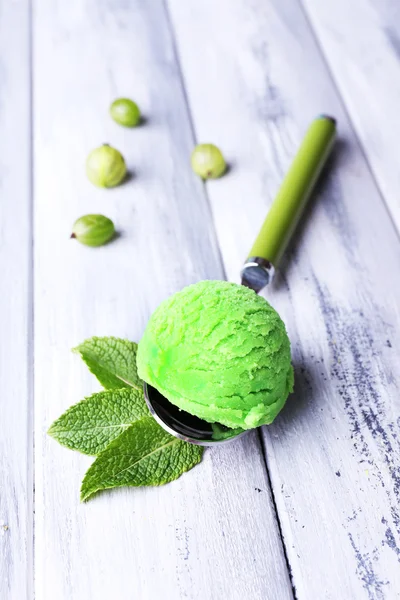 勺子与美味冰淇淋球颜色木制背景 — 图库照片