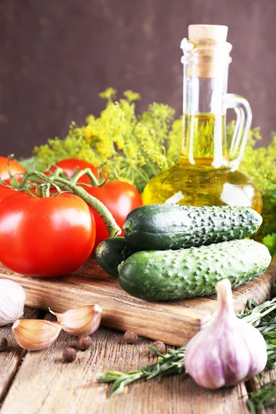 Legumes frescos com ervas e especiarias na mesa, close-up — Fotografia de Stock