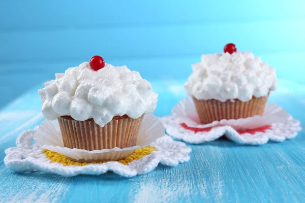 Velsmagende cupcake på bordet, nærbillede - Stock-foto