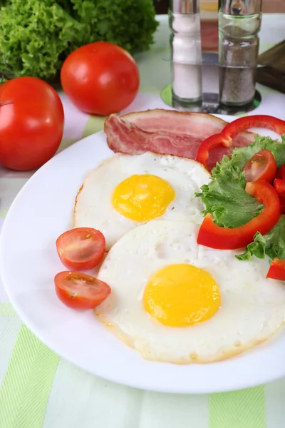 Scrambled eggs with bacon — Stock Photo, Image