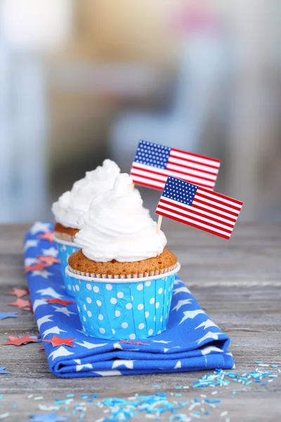American patriotic holiday cupcakes on wooden table — Stock Photo, Image
