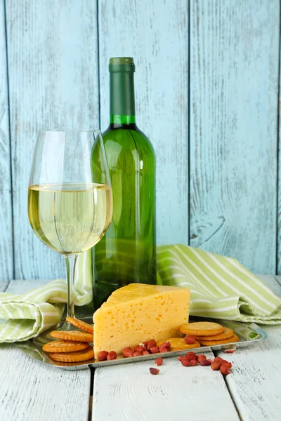 Vino, queso y galletas saladas — Foto de Stock