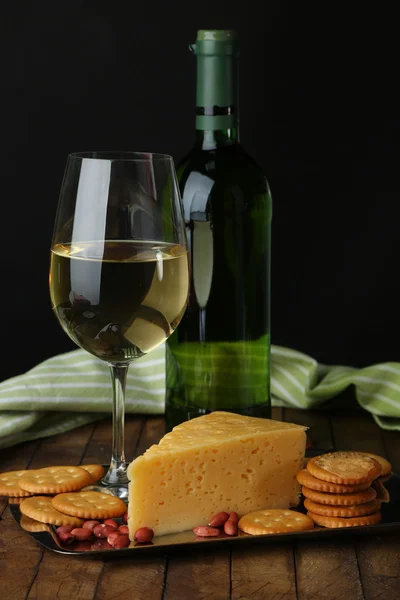 Vino, queso y galletas saladas — Foto de Stock