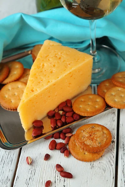 Cheese and crackers on wooden table close-up — Stock Photo, Image