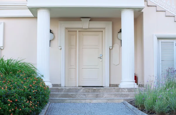 Casa moderna con hermosos jardines — Foto de Stock