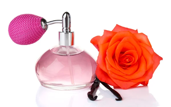 Frasco de perfume con rosa aislada en blanco — Foto de Stock