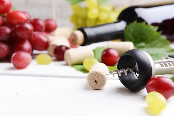 Rolhas de garrafa de vinho com uvas em close-up de mesa — Fotografia de Stock