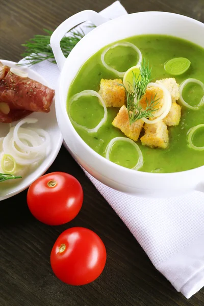 Суп з цибулі-порей на столі, крупним планом — стокове фото