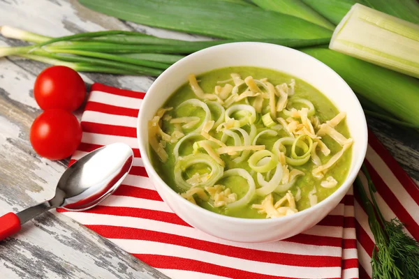 Sopa de alho-porro na mesa, close-up — Fotografia de Stock