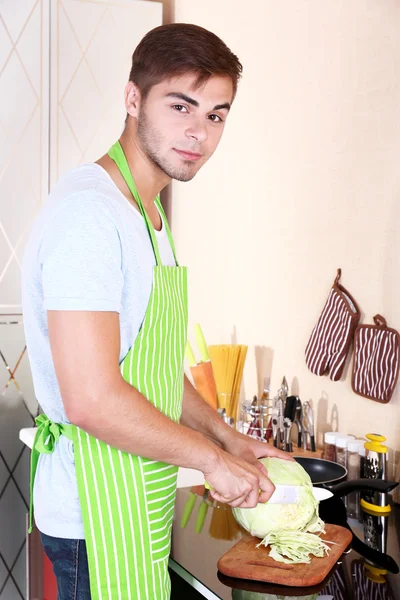 Όμορφος άντρας μαγείρεμα — Φωτογραφία Αρχείου
