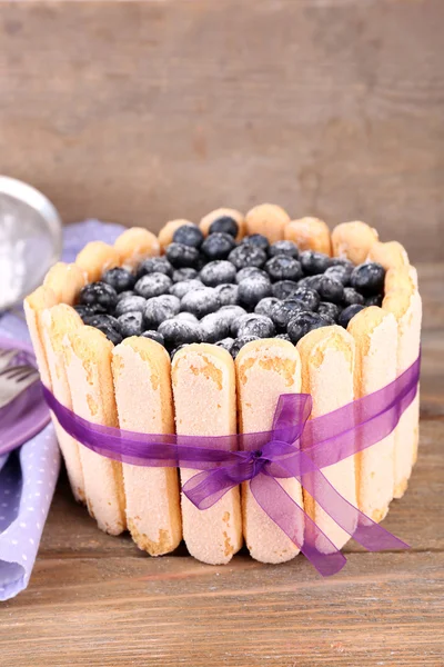 Tasty cake Charlotte with blueberries on wooden table — Stock Photo, Image