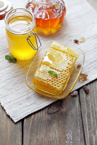 Färsk honung på träbord — Stockfoto
