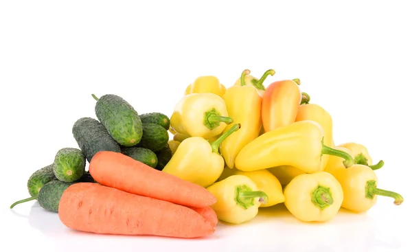 Gele paprika's met komkommers en wortelen geïsoleerd op wit — Stockfoto