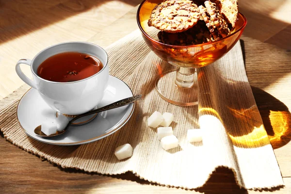 Xícara de chá na mesa, close-up — Fotografia de Stock