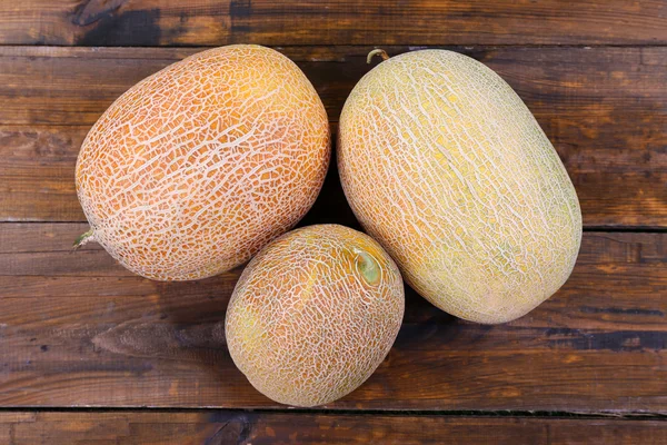 Meloner på trä bakgrund — Stockfoto