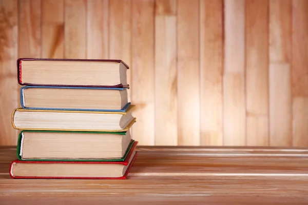 Livros sobre mesa de madeira — Fotografia de Stock