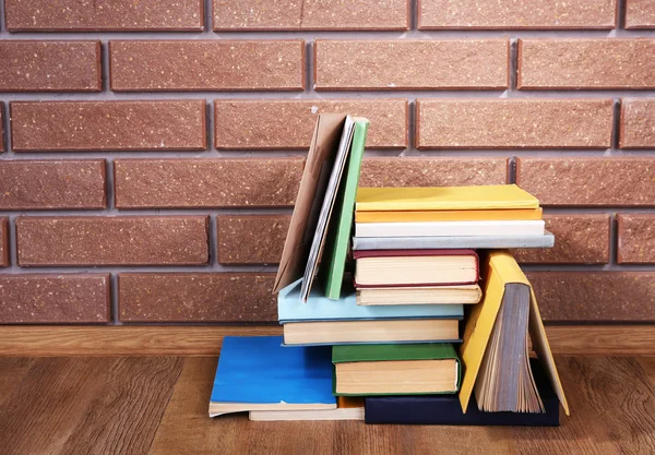 Libros sobre mesa de madera — Foto de Stock