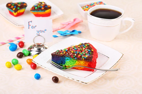 Delicioso pastel de arco iris — Foto de Stock
