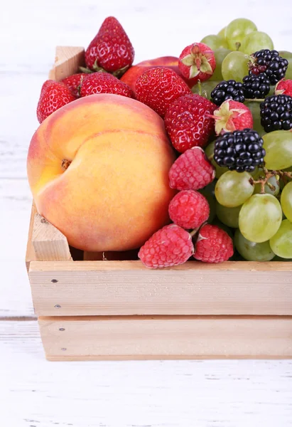 Различные ягоды и фрукты — стоковое фото