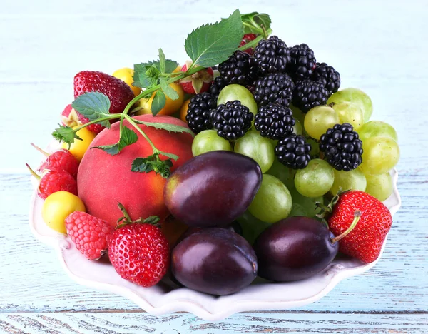 Различные ягоды и фрукты — стоковое фото