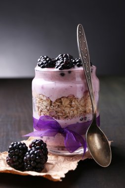 Yoğurtlu sağlıklı kahvaltı.