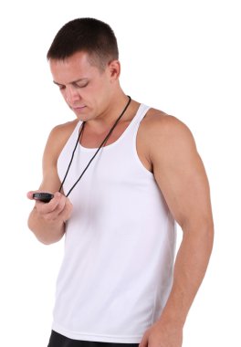 Yakışıklı genç sporcu üzerinde beyaz izole kronometre holding