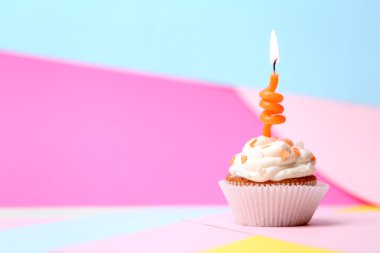 lezzetli doğum günü kek parlak zemin üzerine masada