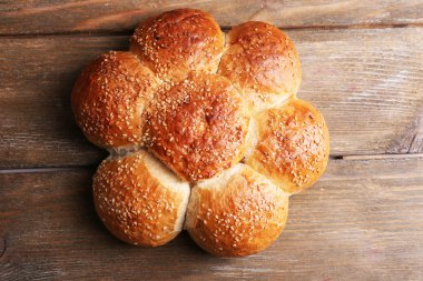 ahşap zemin üzerine susam ile lezzetli çörekler