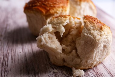 renkli ahşap zemin üzerine susam ile lezzetli çörekler