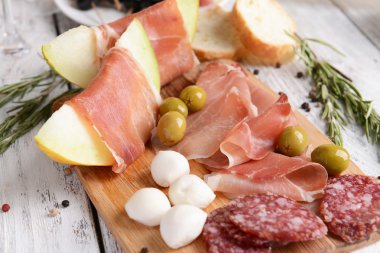 Tablo yakın çekim üzerinde prosciutto ile lezzetli kavun