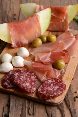 Tablo yakın çekim üzerinde prosciutto ile lezzetli kavun