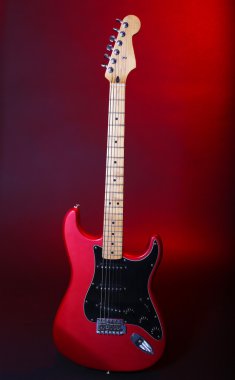 koyu arka plan üzerinde kırmızı gitar