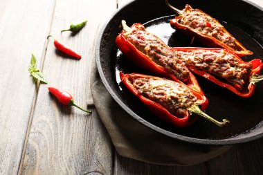 lezzetli masa yakın çekim tavada biber dolması