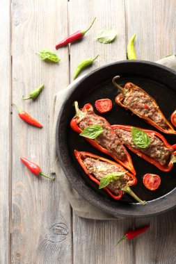 lezzetli masa yakın çekim tavada biber dolması