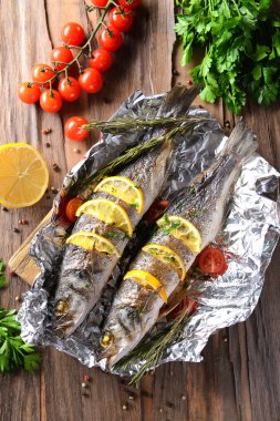 lezzetli Fırında Balık folyo üzerinde tablo yakın çekim