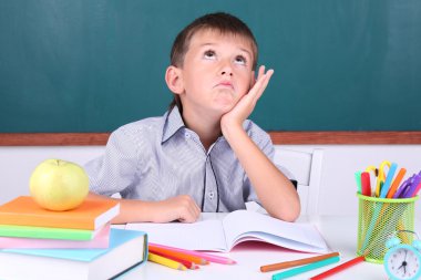 liseli sınıfta tahta zemin üzerine oturan