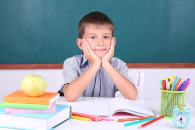 liseli sınıfta tahta zemin üzerine oturan