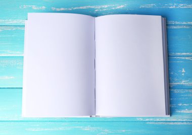 ahşap masa üzerinde beyaz kitap