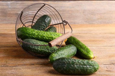 hasır sepet ahşap zemin üzerine salatalık