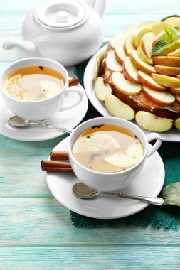 Ev yapımı elmalı turta.